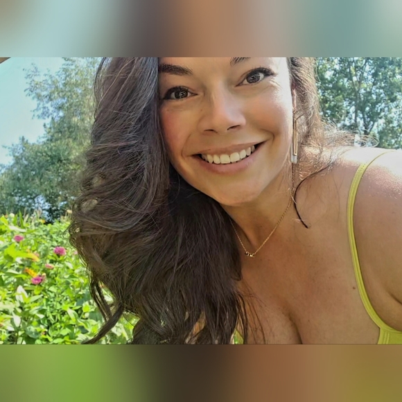 Meet your Posher, Renee - Picture 1 of 2